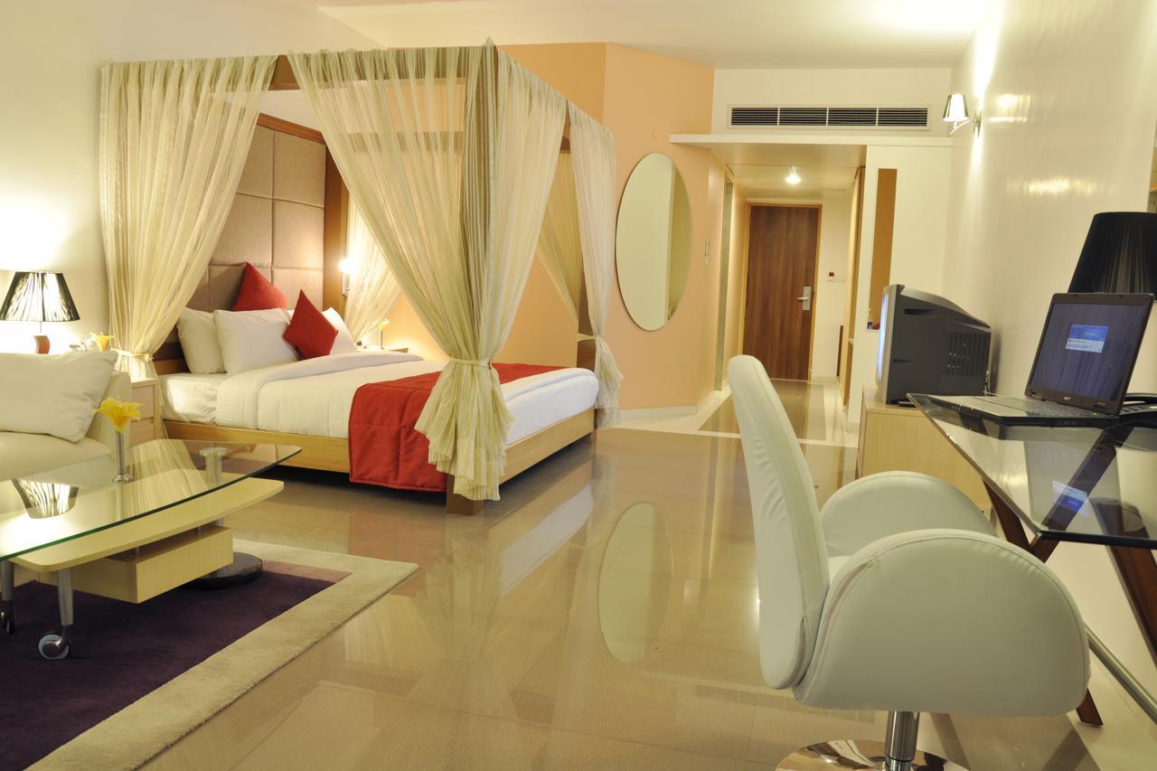 Hotel Seasons Rajkot Exterior foto
