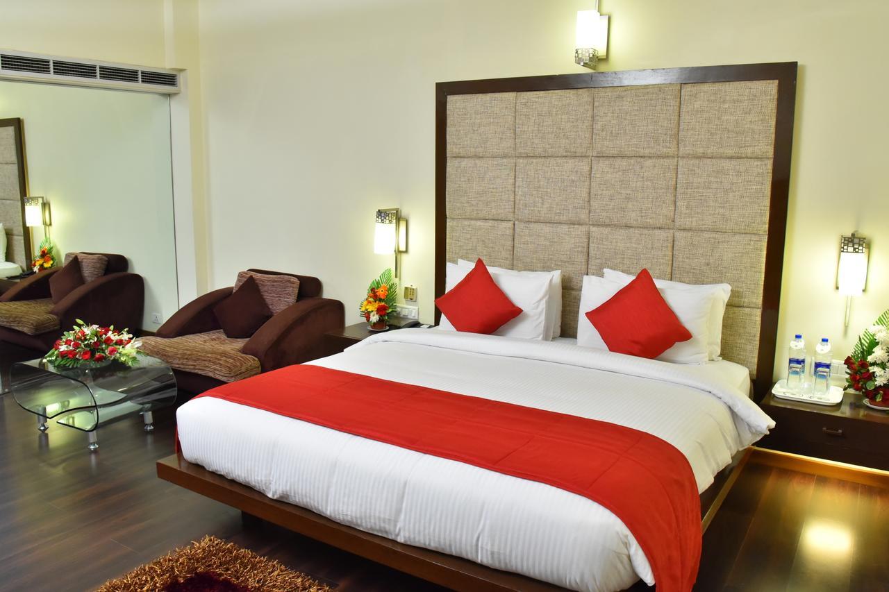 Hotel Seasons Rajkot Exterior foto